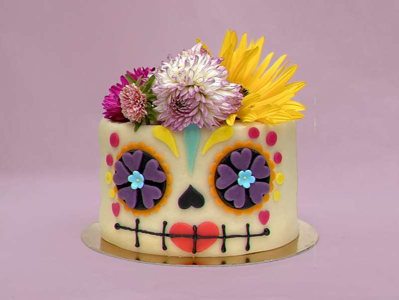 Gâteau pour Halloween Dia de Los muertos Calaveritas, avec un décor réalisé à la main squelette avec des fleurs.