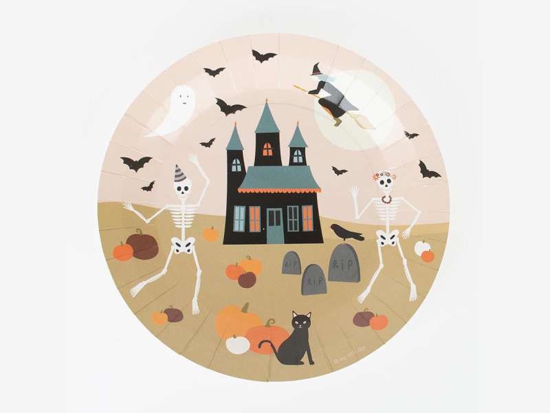 Set de 8 assiettes de 23cm de diamètre avec des dessins de sorcières et de fantômes faisant la fête pour halloween.
