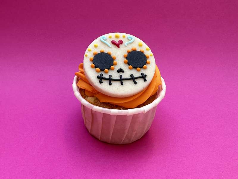 Cupcake avec biscuit vanille, coeur caramel et ganache montée au caramel, décor réalisé à la main Calaverita pour Halloween