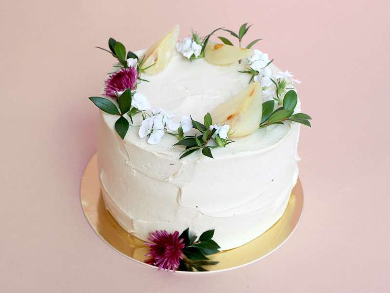 Naked cake avec des fleurs qui changent au fil des saisons