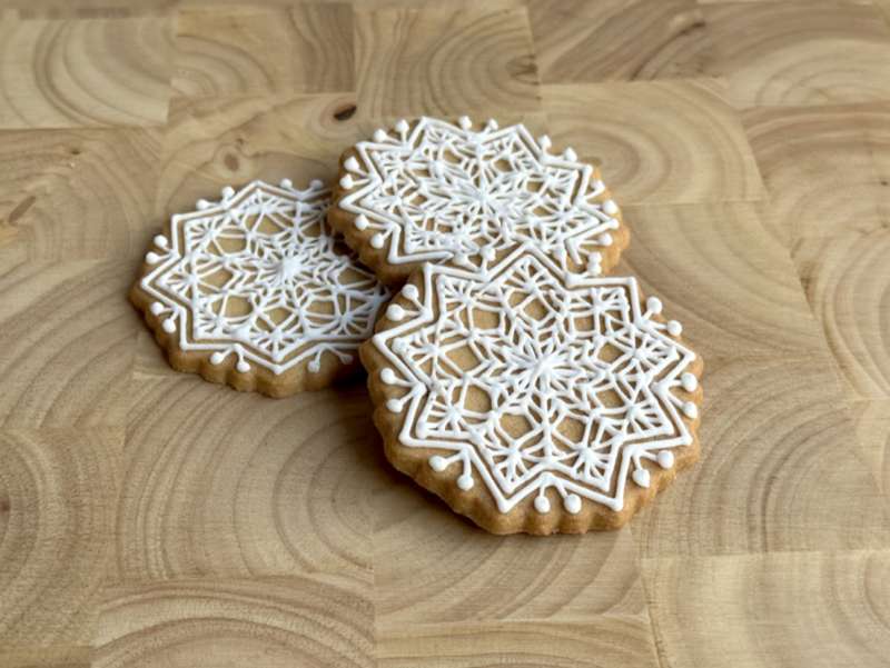 Sablés décorés flocon de Noël, dessinés par 'l'illustratrice Charlotte Gastaut et décorés par les pâtissières de Chez Bogato