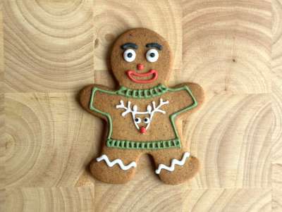 Sablé Gingerman avec décor réalisé à la main, avec un pull de Noël Rennes de Noël.