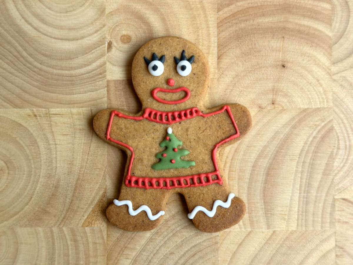 Sablé Gingerman avec décor réalisé à la main, avec un pull de Noël Sapin. Très mignon.