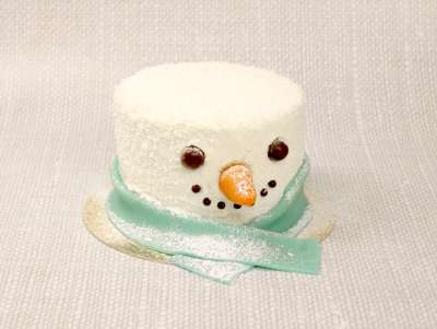 Gâteau décoré Bonhomme de Neige pour Noël, avec nez carotte en pâte d'amande et recette moelleux vanille chocolat blanc.