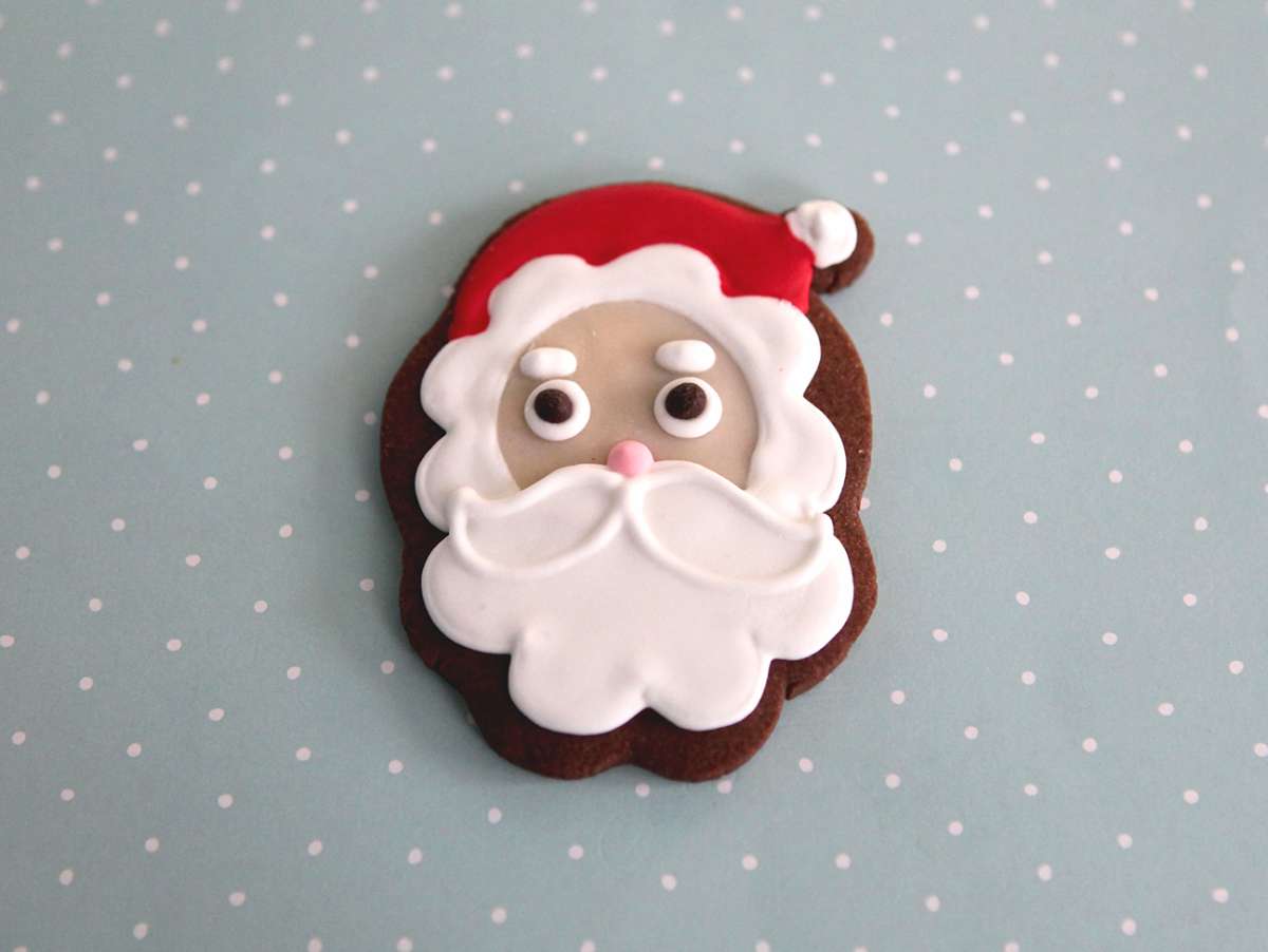Chez Bogato - Pâtisserie Paris - Sablé Père-Noël décoré à la main avec barbe blanche et bonnet rouge décorés à la main.