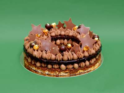 Gâteau de Noel en forme de couronne de Noël avec Croustillant chocolat & noisette