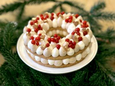 Gâteau de Noel en forme de couronne de Noël avec biscuit sablé, crème marron et insert cassis