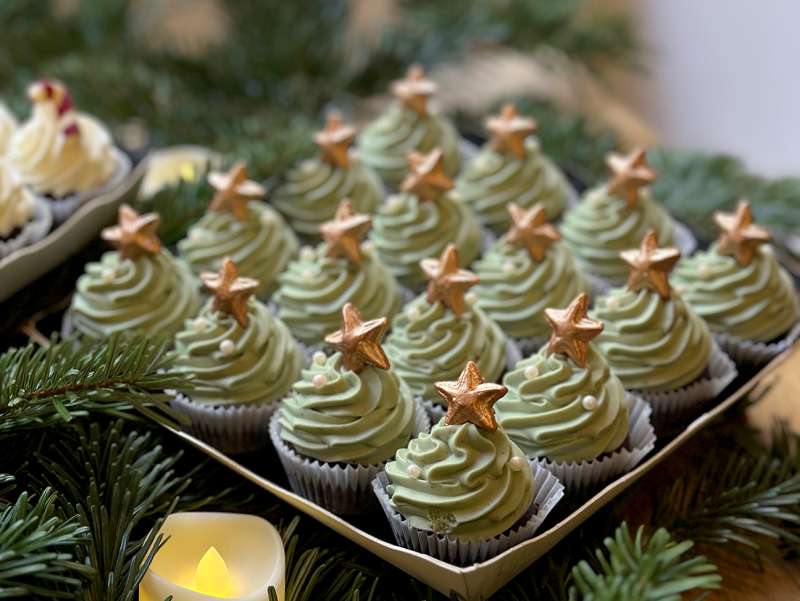 Mini-Cupcakes Sapins avec biscuit chocolat et ganache pistache avec petite étoiles. Ressemble à un sapin de Noël.