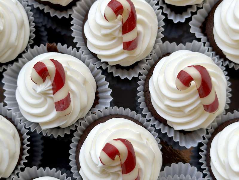 Mini-Cupcakes Sucre d'orge avec biscuit chocolat et ganache au chocolat blanc.