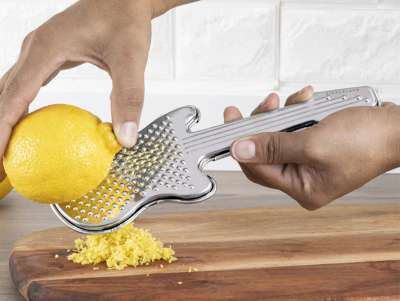 Râpe en forme de guitare pour zester les agrumes ou râper du fromage.