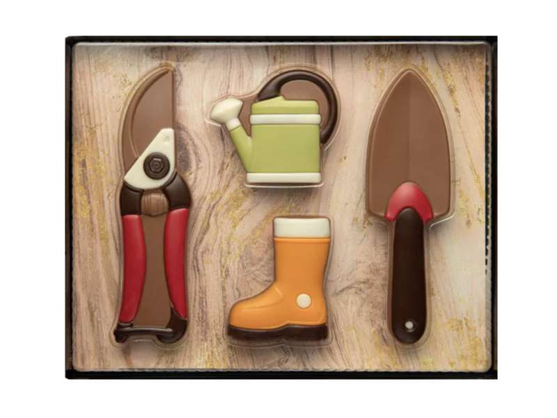 Set du jardinier en chocolat avec un sécateur, un arrosoirr, des bottes et une truelle en chocolat