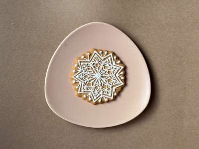 Sablés décorés flocon de Noël, dessinés par 'l'illustratrice Charlotte Gastaut et décorés par les pâtissières de Chez Bogato