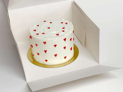 Cream cake style bento cake avec des petits coeurs. Gâteau d'anniversaire.
