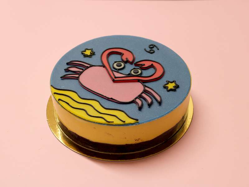 Gâteau d'anniversaire Astro Cancer avec un dessin de l'artiste française Virgen. À commander et personnaliser.