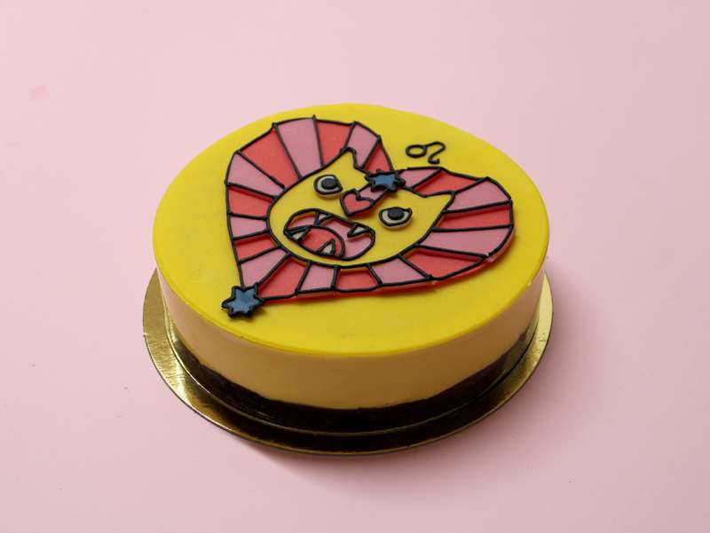 Gâteau d'anniversaire Astro Lion avec un dessin de l'artiste française Virgen. À commander et personnaliser.