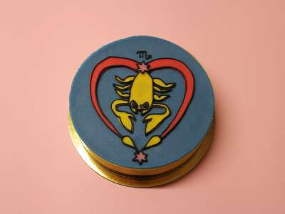 Gâteau d'anniversaire Astro Scorpion avec un dessin de l'artiste française Virgen. À commander et personnaliser.