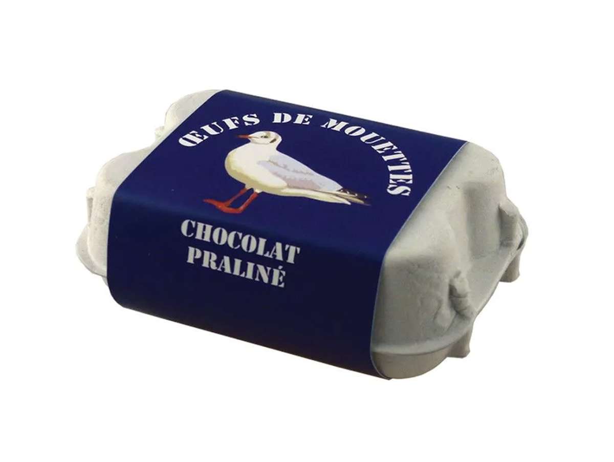boite de 6 oeufs au chocolat praliné, présentés dans une boite à oeuf avec un joli packaging bleu et une mouette