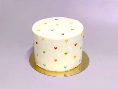 Cream cake style bento cake avec des petits coeurs. Gâteau d'anniversaire.