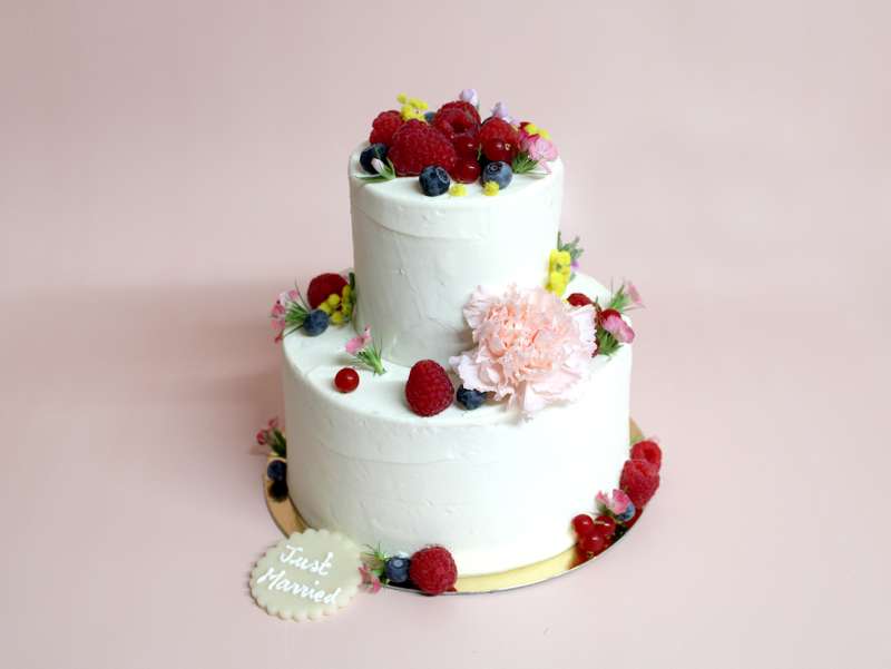 Gâteau finition crème, décor naturel fruits et fleurs