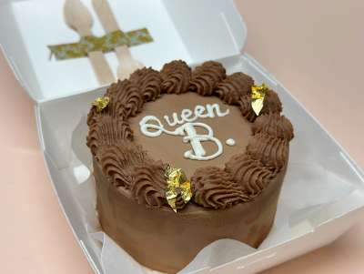 Bento cake Paris "Queen B" de la pâtisserie Chez Bogato, couleur chocolat et or à commander