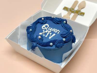 Bento cake Paris "Queen Royale" de la pâtisserie Chez Bogato, couleur bleu et perles à commander