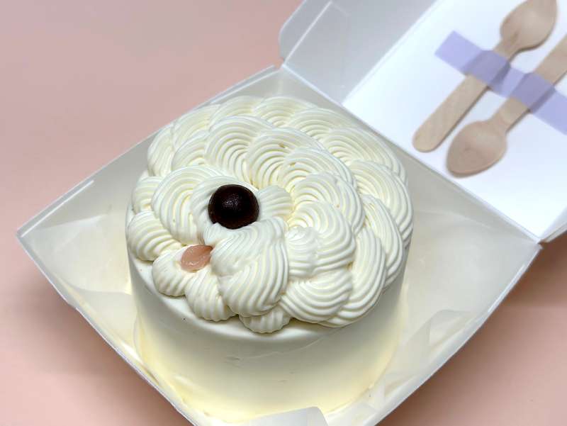 Bento cake Paris "Toutou" ressemblant à un caniche de la pâtisserie Chez Bogato, couleur chocolat blanc à commander