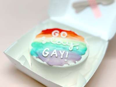 Bento cake Paris "Gay" LGBTQIA+ de la pâtisserie Chez Bogato, couleur arc-en-ciel à personnaliser et à commander