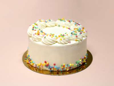 Gâteau chocoblanc avec biscuit moelleux vanille, ganache montée chocolat blanc et confettis de sucre.