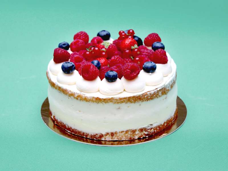 Chocoblanc avec biscuit moelleux à la vanille, ganache montée au chocolat blanc, fruits rouges frais Chocoblanc avec biscuit moelleux à la vanille, ganache montée au chocolat blanc, fruits rouges frais