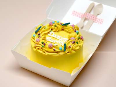 Bento cake Paris "Dancing Queen" de la pâtisserie Chez Bogato, couleur jaune et confettis à commander