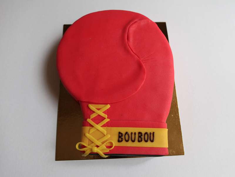 Gâteau en forme de gant de boxe rouge, à commander et à personnaliser - pâtisserie Chez Bogato Paris