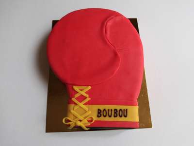 Gâteau en forme de gant de boxe rouge, à commander et à personnaliser - pâtisserie Chez Bogato Paris