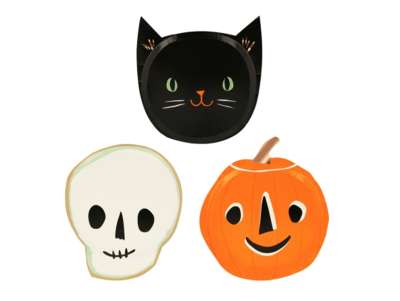 Trio d'assiettes pour fête d'Halloween avec un chat noir, une citrouille et un squelette.