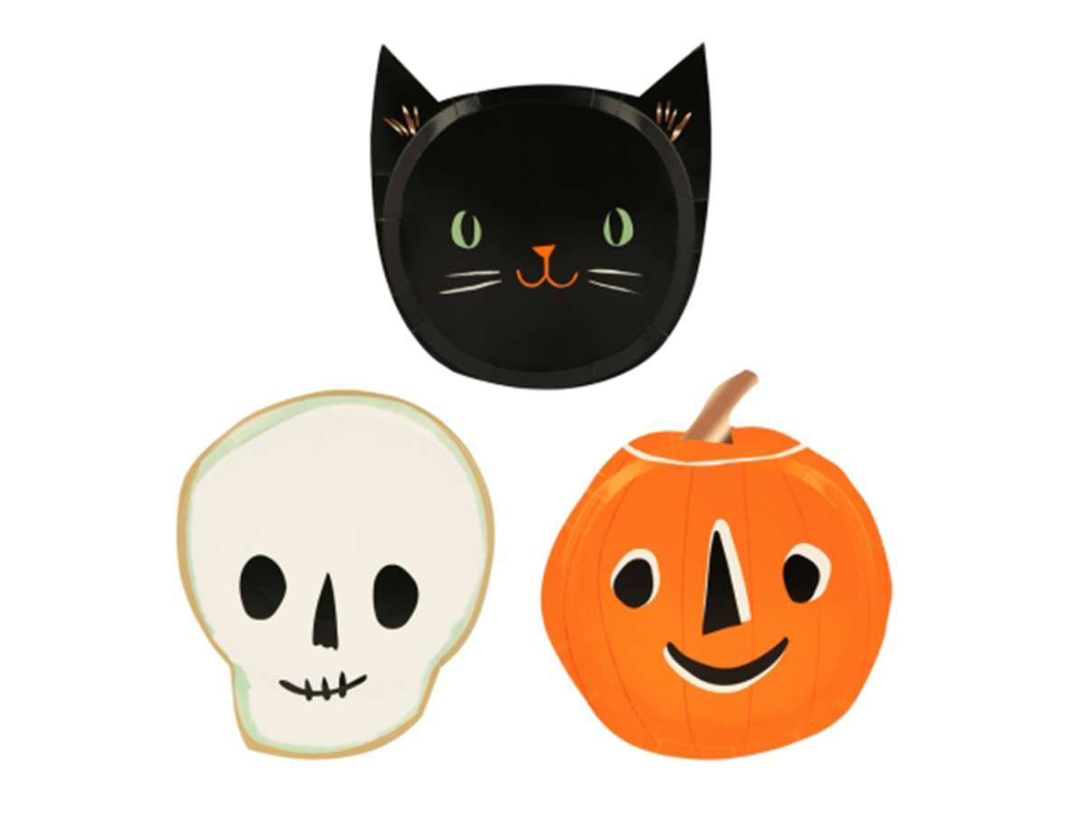 Trio d'assiettes pour fête d'Halloween avec un chat noir, une citrouille et un squelette.