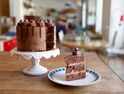 Gâteau chocolat noisette avec glacage coulant au chocolat et billes croustillantes Maltesers, gâteau signature Chez Bogato.