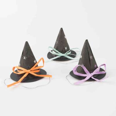 Lot de trois Chapeaux de sorcière surprise Halloween, de couleur noire avec des petits cadeaux dedans.