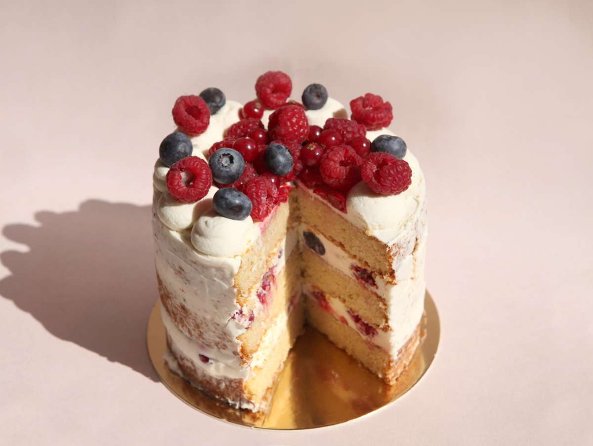 Chocoblanc avec biscuit moelleux à la vanille, ganache montée au chocolat blanc, fruits rouges frais