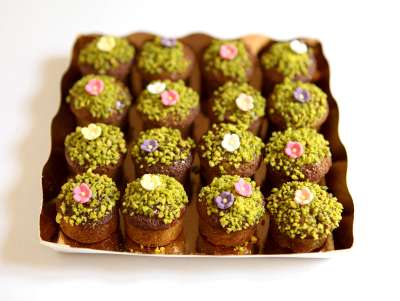 Chez Bogato - Pâtisserie Paris - Mini bouchée à la pistache comme un petit jardin et fleurs