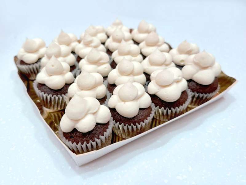 Mini-Cupcakes Nuage avec biscuit chocolat et ganache au chocolat blanc.