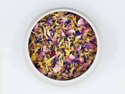 Mélange de fleurs séchées pour la pâtisserie : des pétales de bleuet, de rose et tournesol pour décorer vos gâteaux.