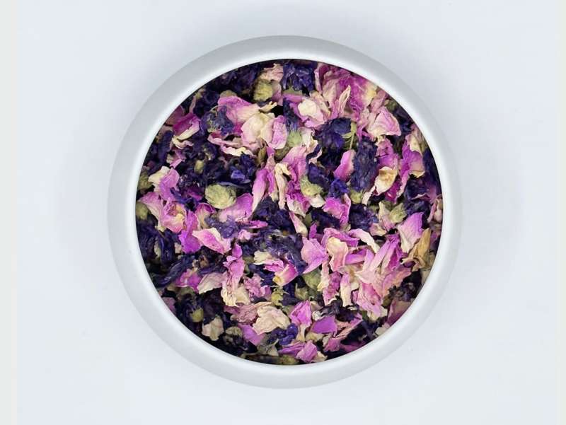 Mélange de fleurs séchées pour la pâtisserie : pétales de mauves et roses pour décorer vos gâteaux.