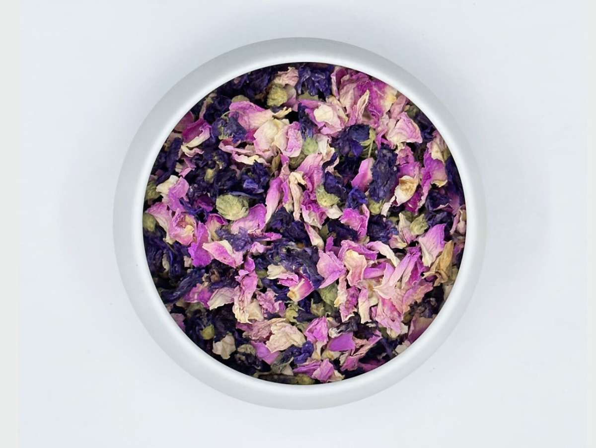 Mélange de fleurs séchées pour la pâtisserie : pétales de mauves et roses pour décorer vos gâteaux.