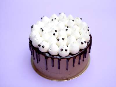 Gâteau chocolat noisette avec glaçage coulant et fantômes en crème, en click and collect Chez Bogato.