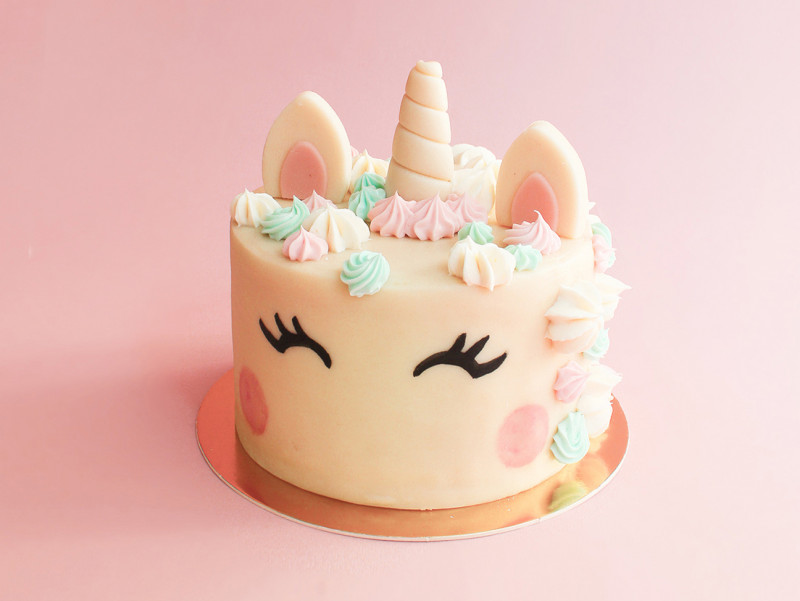 Chez Bogato - Gateau Licorne avec corne modelée en pâte d'amande et crinière arc-en-ciel- Fraisier Barbapapa Chez Bogato - Gateau Licorne avec corne modelée en pâte d'amande et crinière arc-en-ciel- Fraisier Barbapapa