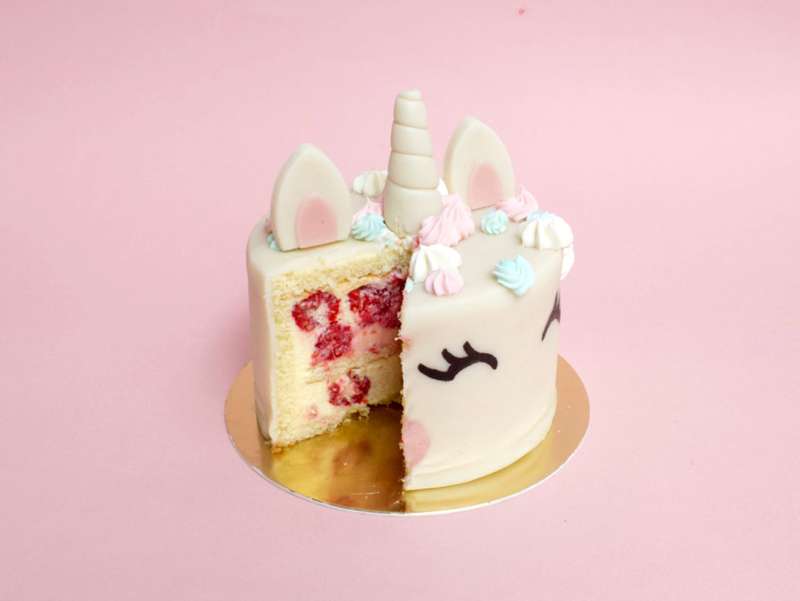 Chez Bogato - Gateau Licorne avec corne modelée en pâte d'amande et crinière arc-en-ciel- Fraisier Barbapapa Chez Bogato - Gateau Licorne avec corne modelée en pâte d'amande et crinière arc-en-ciel- Fraisier Barbapapa