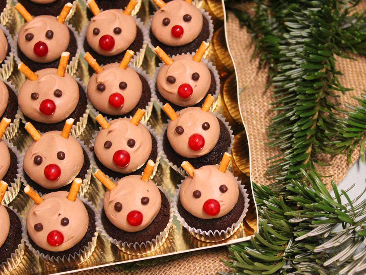 Mini-Cupcakes ressemblant à des Rennes de Noël avec biscuit chocolat et ganache montée au chocolat, groseille et Bretzels.