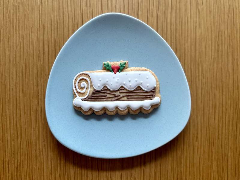 Sablé de Noël en forme de bûche de Noël, dessiné à la main.