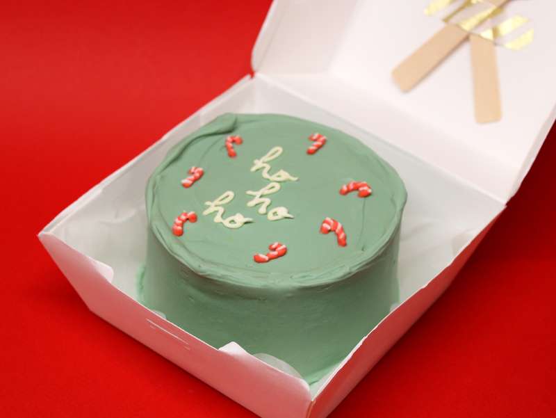 Bento cake de Noël à Paris de la pâtisserie Chez Bogato, couleur vert pastel et inscription Ho Ho Ho !