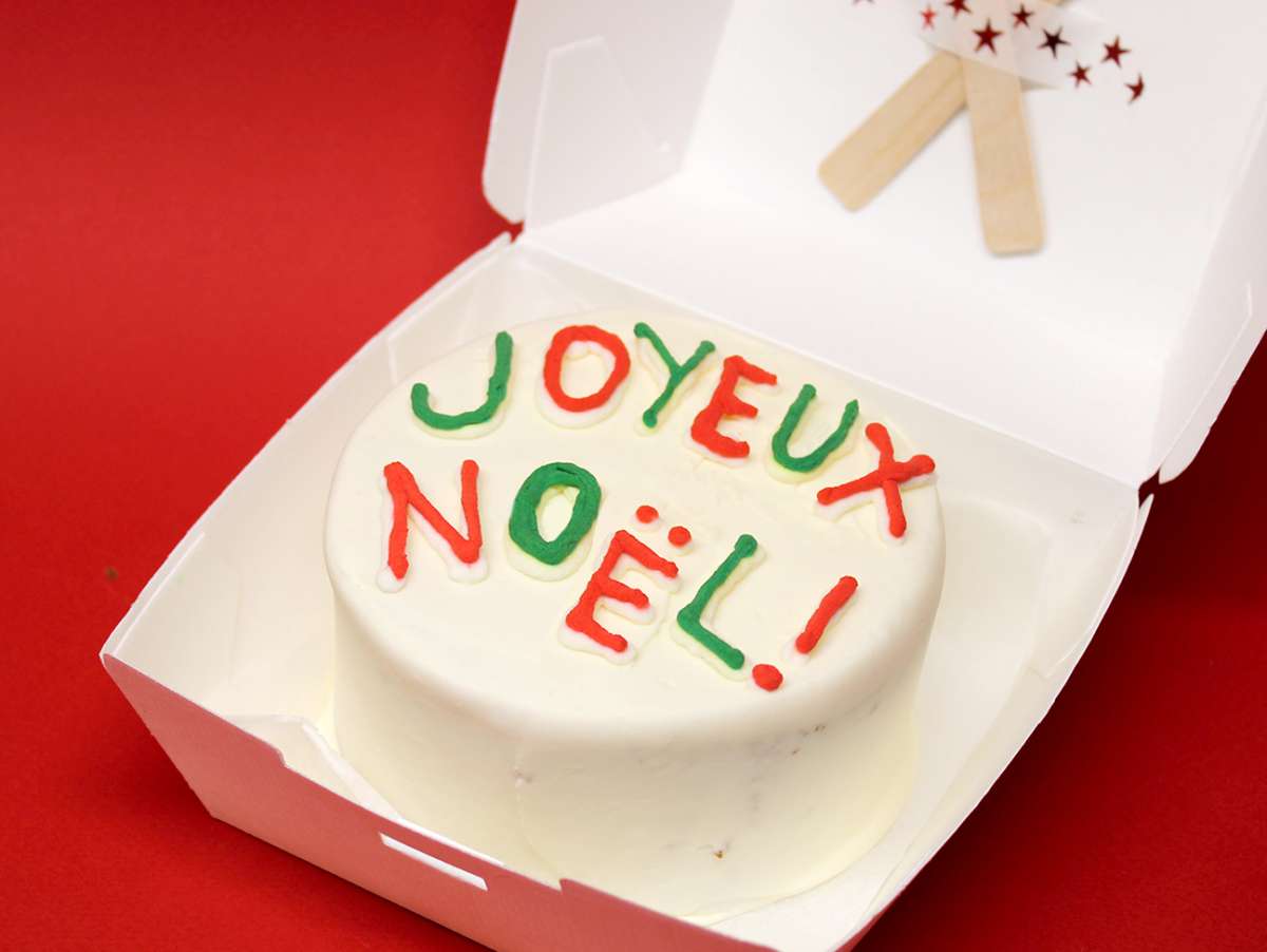 Bento cake de Noël à Paris de la pâtisserie Chez Bogato, couleur blanc, rouge et vert avec inscription "Joyeux Noël !"