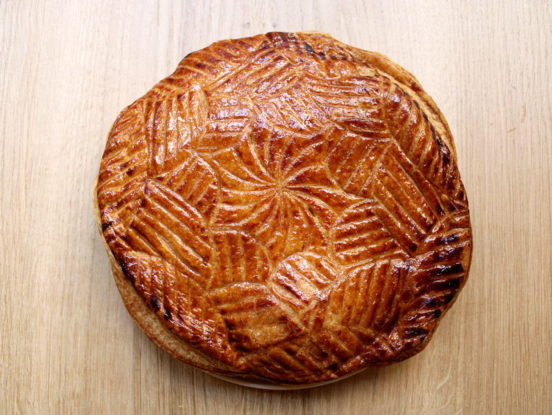 La meilleure galettes des Rois est Chez Bogato ! Galettes des rois patisserie paris avec frangipane infusée au épices chaï.